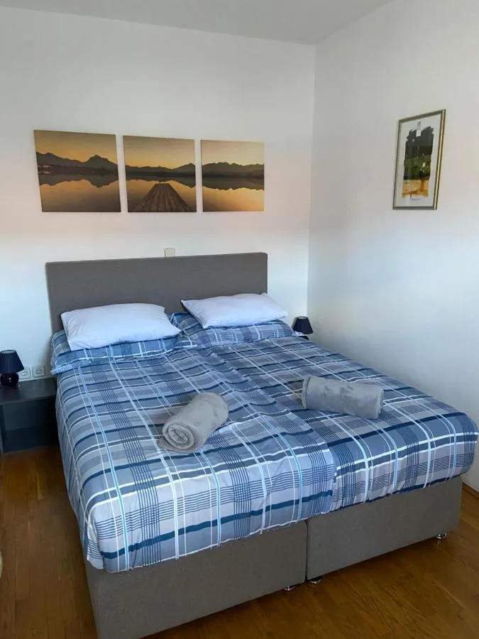 Spalnica z zakonsko posteljo in modro karirasto posteljnino