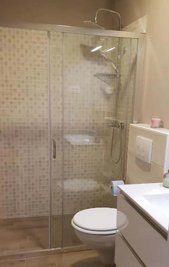Kopalnica s tušem s steklenimi vrati