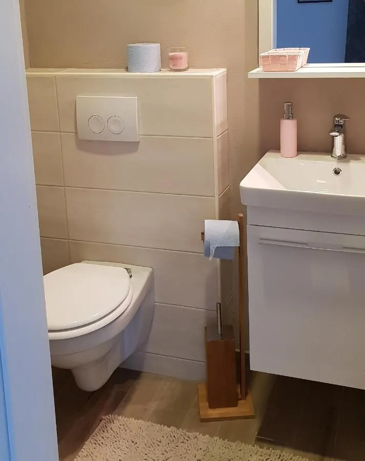 Kopalnica z umivalnikom in stenskim straniščem