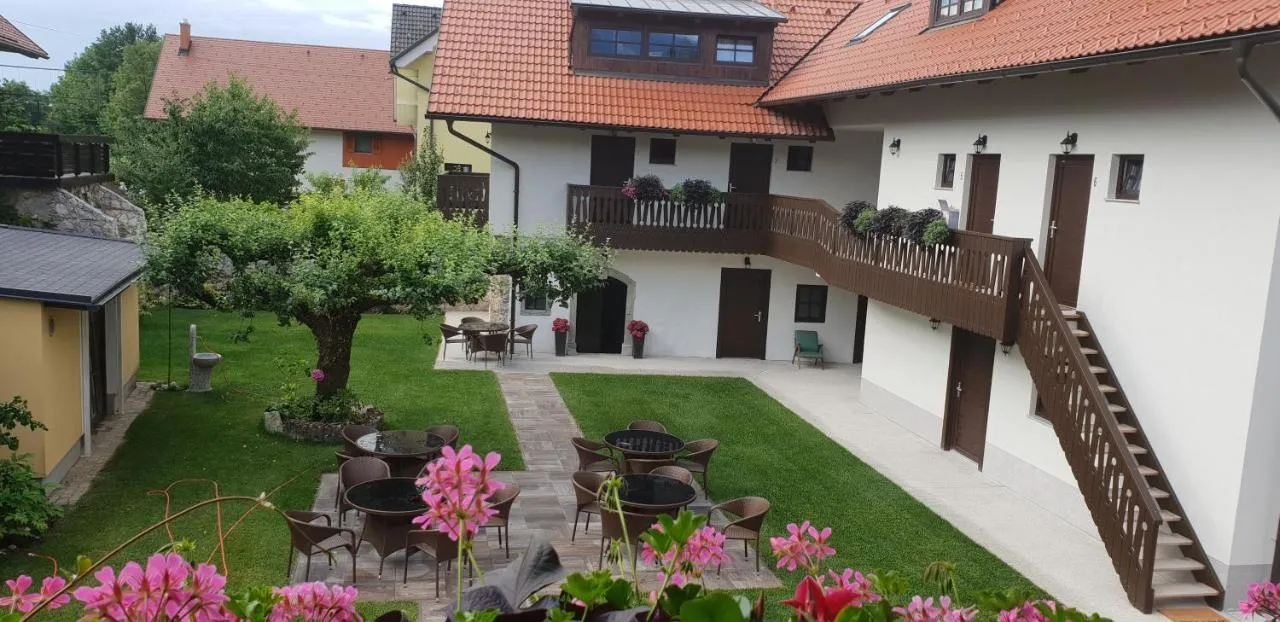 Dvorišče s cvetjem pred sobami