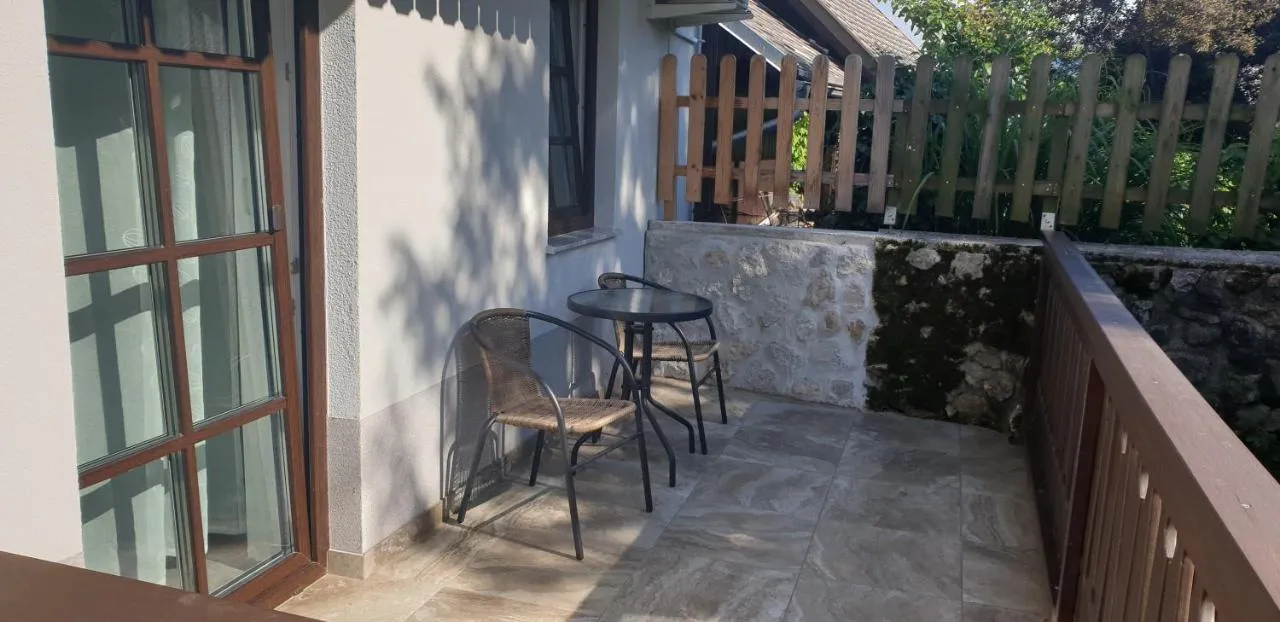 Balkonska vrata in terasa s stoli