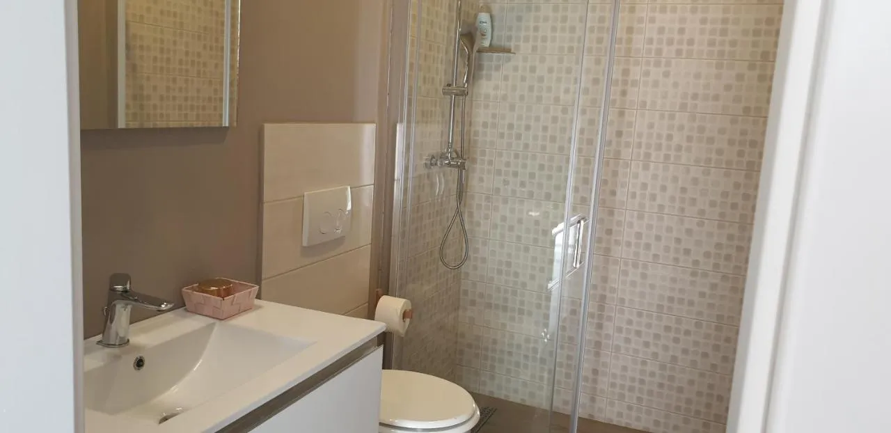 Kopalnica s tušem, umivalnikom in straniščem