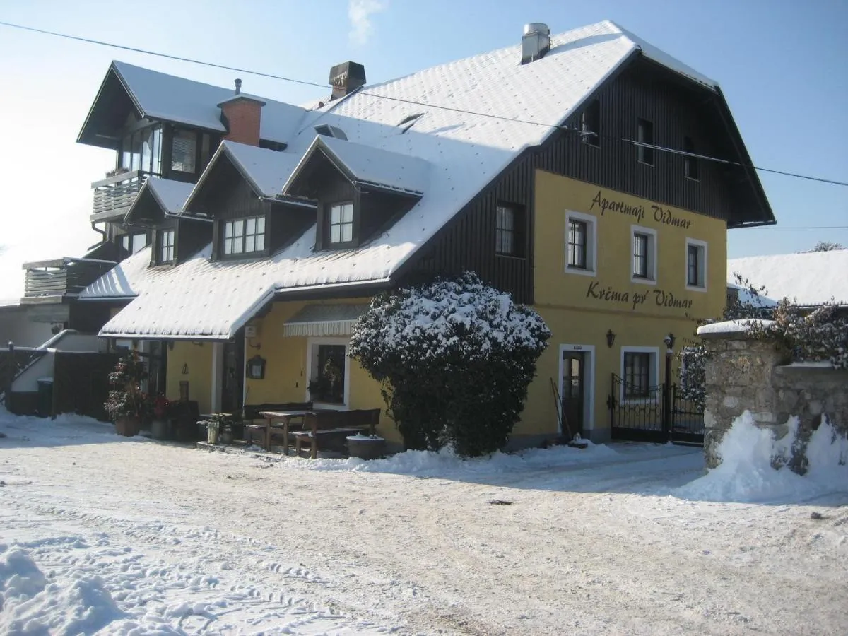 Rumena hiša z apartmaji pod snegom